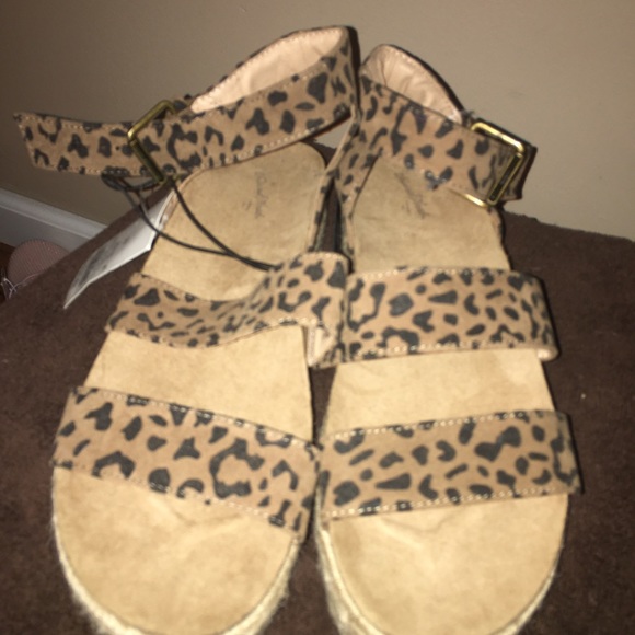 Universal Thread leopard sandals size 10 - Picture 2 of 3